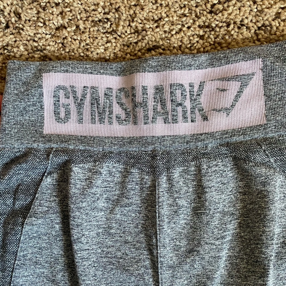 Grey gym shark leggings with pink detailing